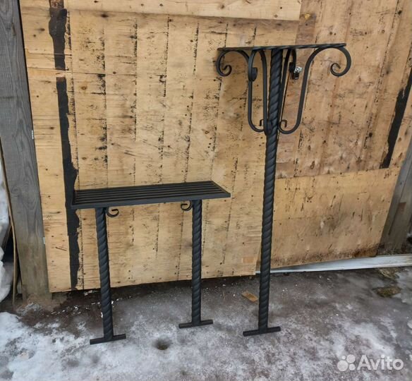 Столик и лавочка на кладбище