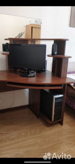 Угловой компьютерный стол