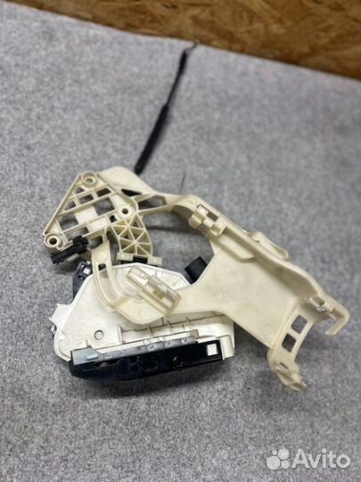 Замок боковой двери задний левый Volkswagen Tiguan