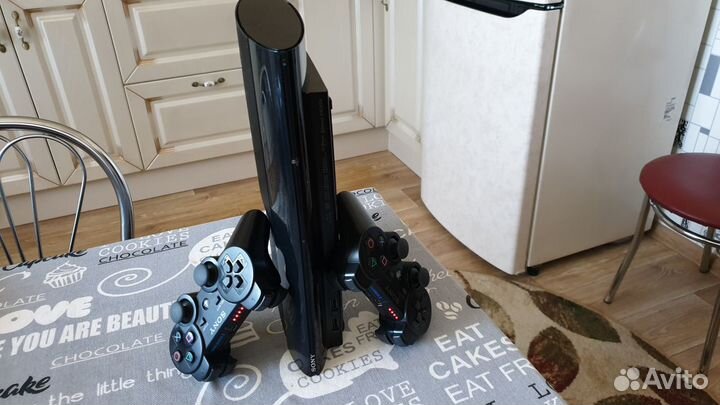 PS3SuperSlim 500гб+2геймпада+140игр много игр