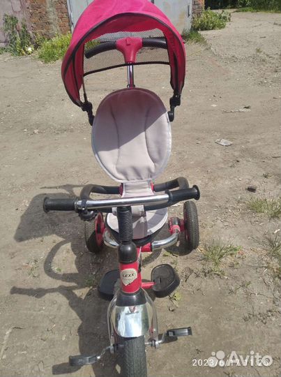 Детский трехколесный велосипед с ручкой