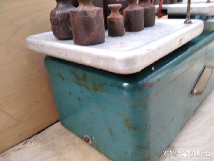 Старые весы с гирями