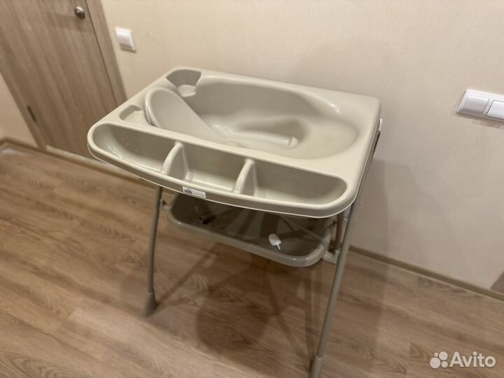 Ванночка для купания и пеленальный столик