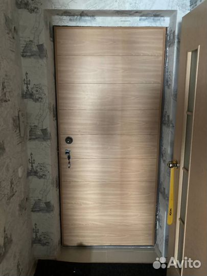 Продам входную металлическую дверь в квартиру