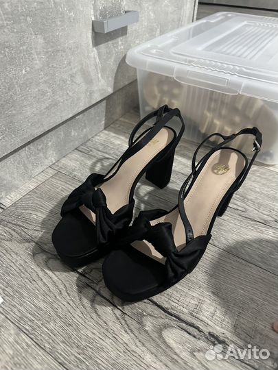 Босоножки на каблуке
