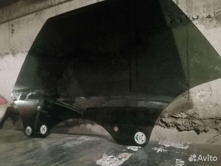Стекло задней левой двери