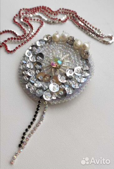 Брошь ручной работы из бисера