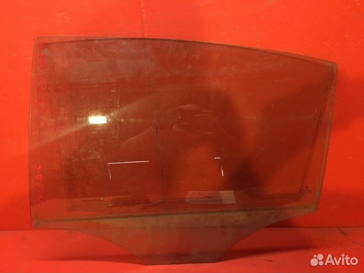 Стекло двери заднее левое Volkswagen Passat B6 BLF