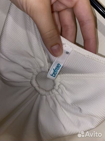 Блузка-боди белая с кольцом на декольте