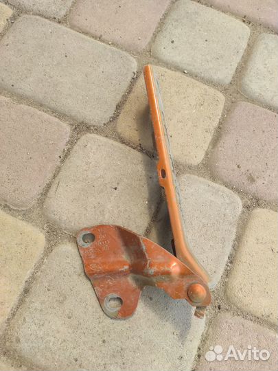 Петля капота левая Audi Q3 2012 (8U0823301)