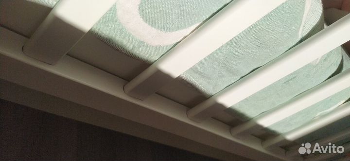 Детская кроватка с маятником