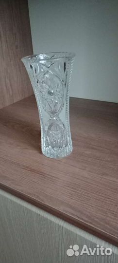 Вазы и хрустальные фигурки