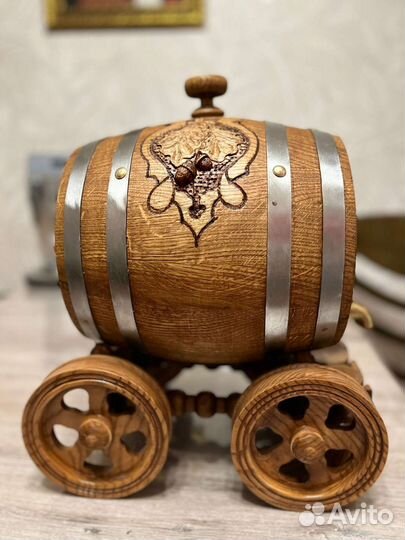 Бочка резная дубовая на тележке