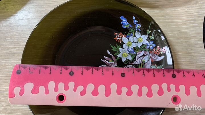 Набор тарелок из тёмного стекла