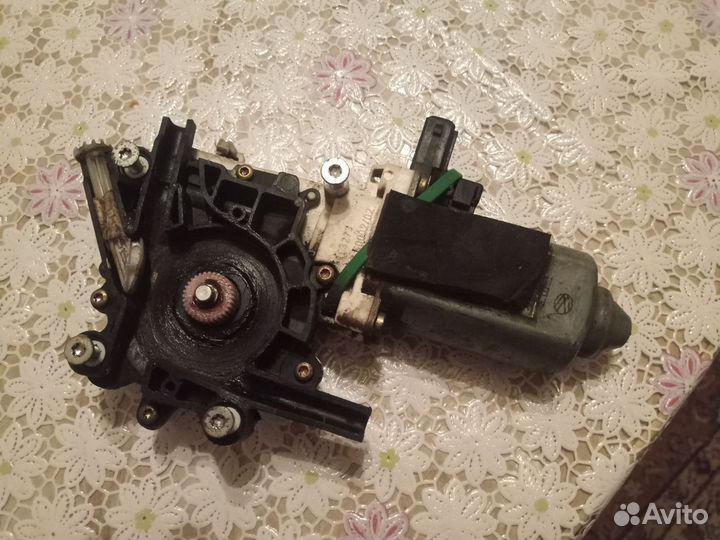 Мотор стеклоподъемника Ленд Ровер Фрилендер1 перед