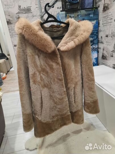 Шуба натуральный мутон с песцовым воротником