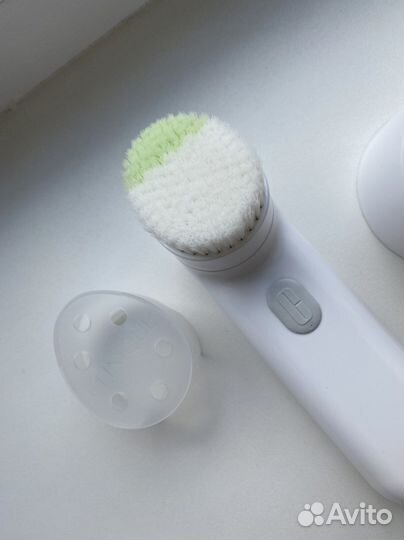 Очищающая ультразвуковая щетка для лица clinique