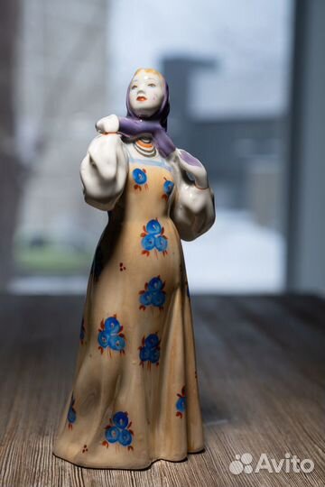Фарфоровые статуэтки СССР Девушка в платке дфз
