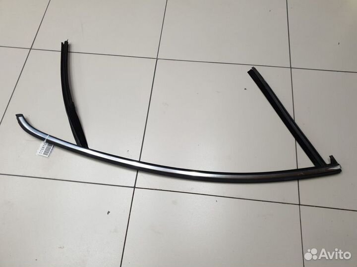 Уплотнитель стекла передней правой двери Volvo S60