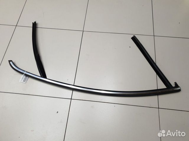 Уплотнитель стекла передней правой двери Volvo S60