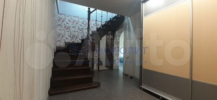 Дом 212 м² на участке 7,7 сот.