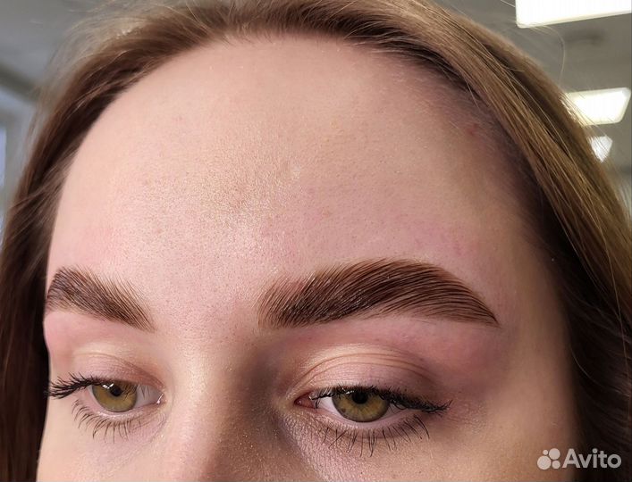 Модель на брови