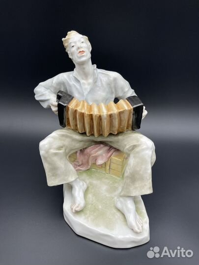 Антикварная статуэтка 