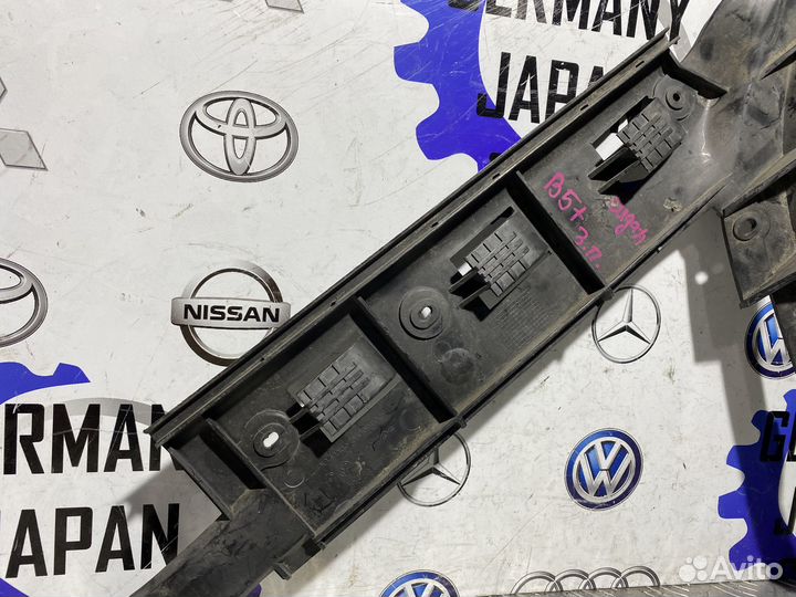 Направляющая заднего бампера прав Passat B5 седан