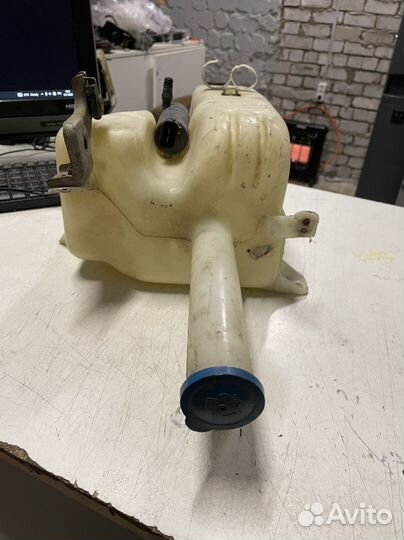 Бачок омывателя лобового Toyota Avensis 1