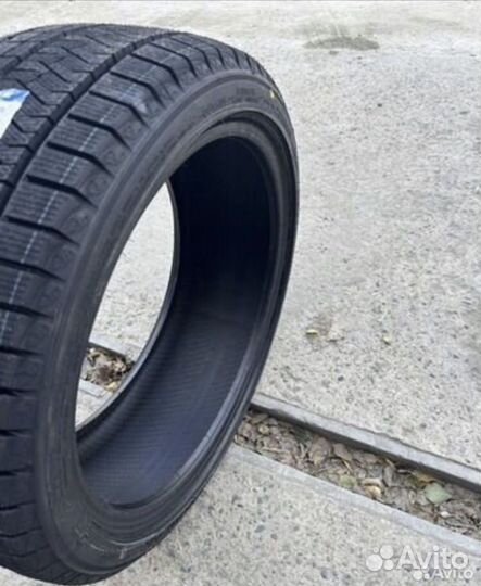 Triangle Snowlink PL02 235/45 R18