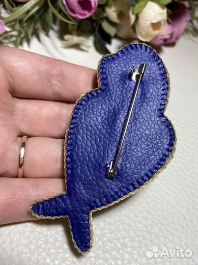 Брошь попугай Ара. В работе лаковые кристаллы Свар