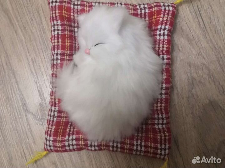 Кошечка на подушке