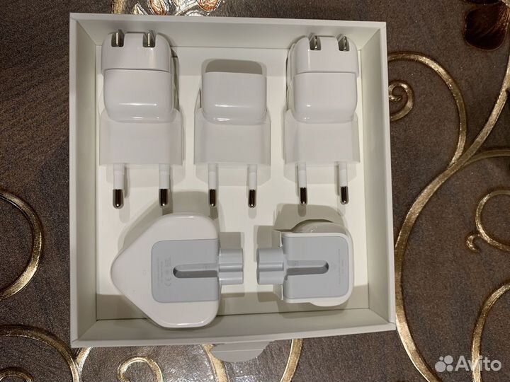 Зарядные блоки переходники на Macbook и iPhone