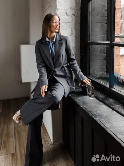 Костюм брючный деловой S темно-серый новый