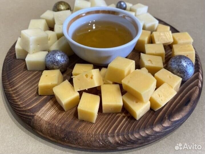 Доска из дерева для сервировки, разделочная