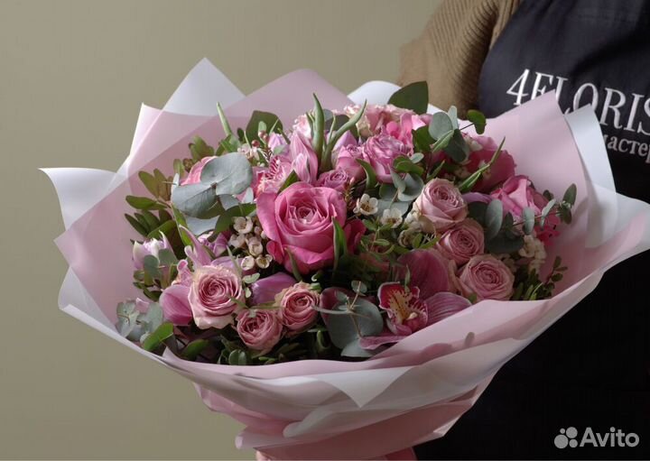 Букеты и цветы в корзинах и коробках. Доставка