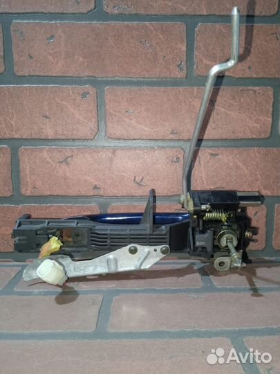 Ручка двери внешняя toyota isis ZNM10W 1zzfe FR/RH