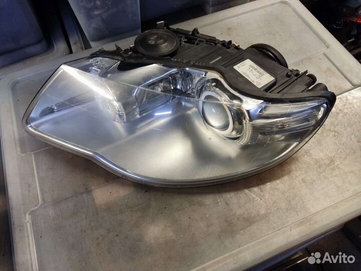 Фара ксенон адаптив б/у левая VW Туарег GP