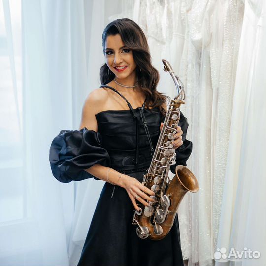 Музыкант Саксофонист на праздник