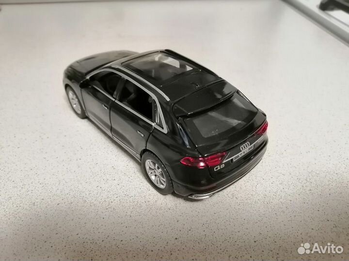 Металлическая машинка Audi Q8 1:32