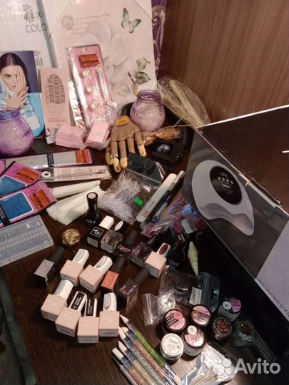 Для наращивания ногтей лаки,кисти,аппарат,лампа