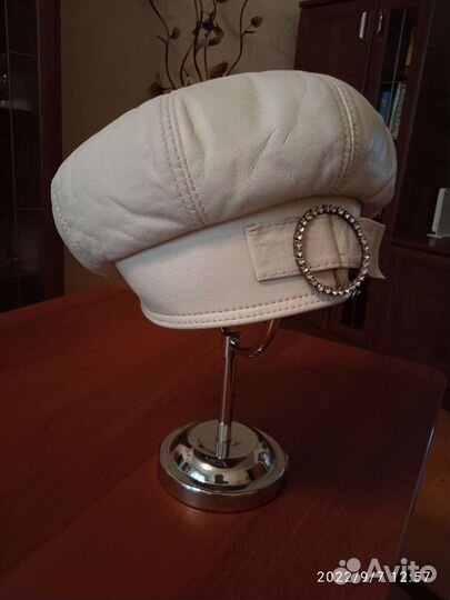 Кепка кожаная женская