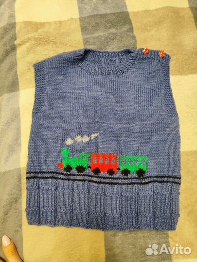 Детская вязанная жилетка