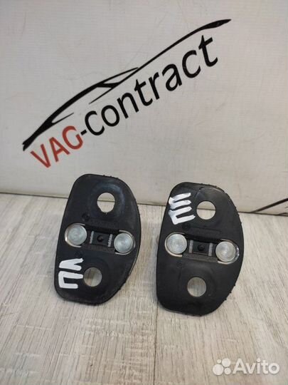 Ответная часть замка двери передняя Skoda Octavia