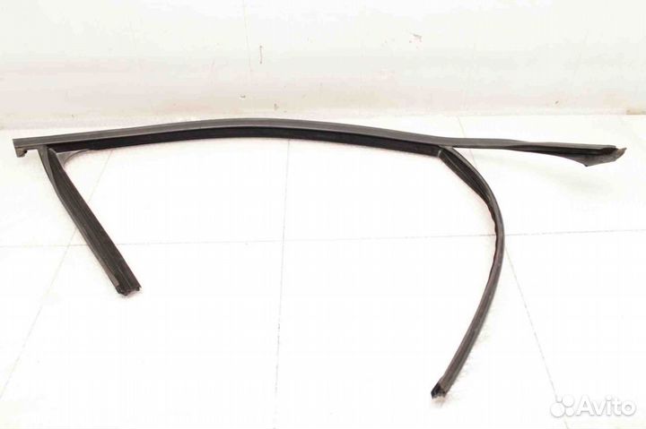 Уплотнитель стекла двери передней правой Mer