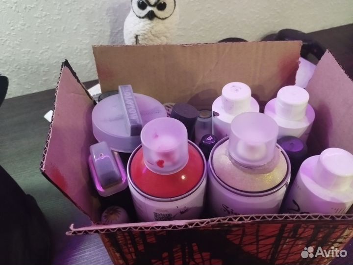 Коробка с баллончиками и маркеры для теггинга