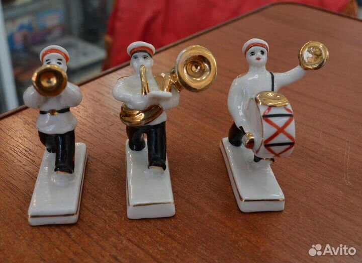 Фарфоровая статуэтка -суворовцы музыканты.зхк.по