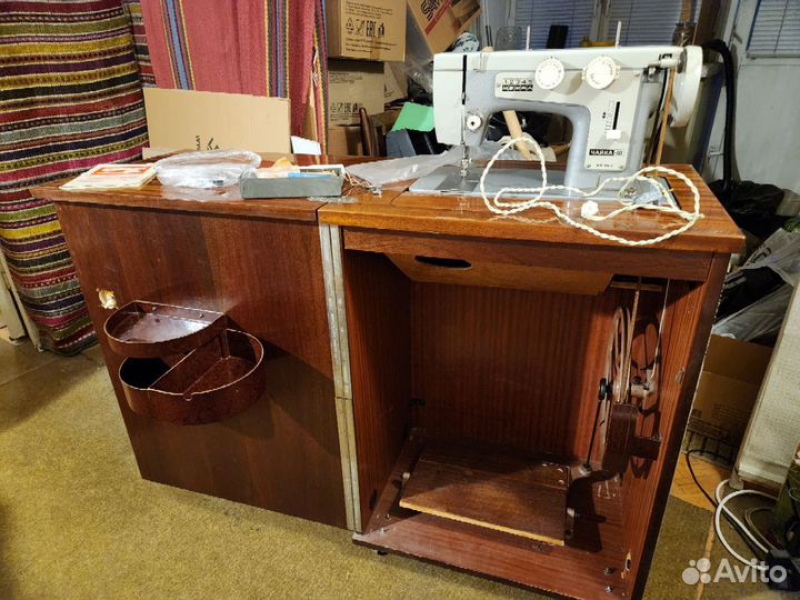 Швейная машина СССР Чайка 3 (кл. 116-2) с тумбой