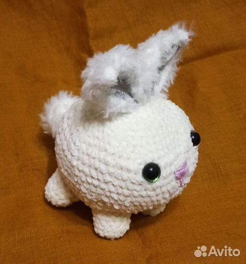 Вязаная игрушка заяц