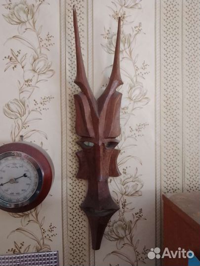 Маска африканская из красного дерева